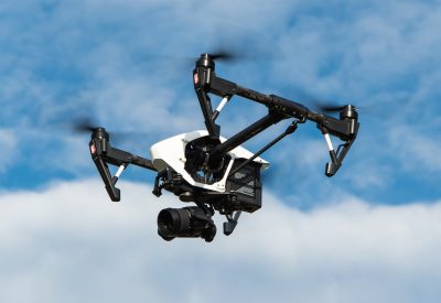 Drone, teknik olarak insansız hava aracı (IHA) olarak adlandırılan bir hava aracını ifade eder. Bir drone, insan müdahalesi olmadan otomatik olarak uçabilen veya uzaktan kumanda ile kontrol edilebilen bir araçtır.