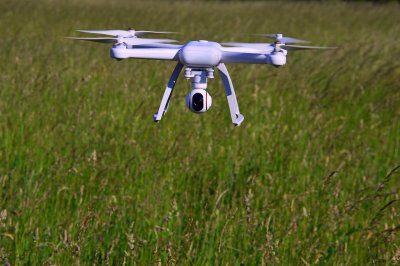 Drone kullanmak sandığınız kadar yeni bir kavram değil. Aslında ilk insansız hava araçları, ordudaki birinci dünya savaşı dönemine kadar uzanıyor. Ancak modern dünyanın sürekli artan sorunları. Bu dronların çeşitli sektörlerin ihtiyaçlarına cevap verecek şekilde modifiye edilmesiyle sonuçlanmıştır.