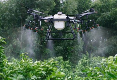 Tarımsal ilaçlama uçağı, mahsullerin, çimlerin ve tarlaların üzerinden uçabilen ve bu alanlarda ilaçlama işlemi yapan küçük bir insansız hava aracı sistemidir. Dronlar, alt kısmında bulunan böcek ilacı deposu ile donatılmıştır. Bu kısımlar ilacın püskürtülmesini sağlamaktadır. Dji ilaçlama dron modelleri bu markanın sunduğu kullanışlı modellerdir.